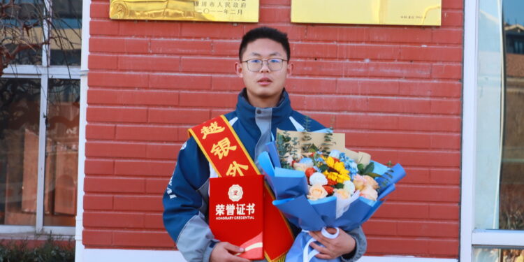 The high school division of the Yinchuan Foreign Language Experimental School in Yinchuan, Ningxia Hui autonomous region, organized an award ceremony on Monday to acknowledge Guo Qing's heroic deed of carrying a classmate during the recent earthquake evacuation. The boy's courageous act won widespread admiration online. [Photo provided to chinadaily.com.cn]
