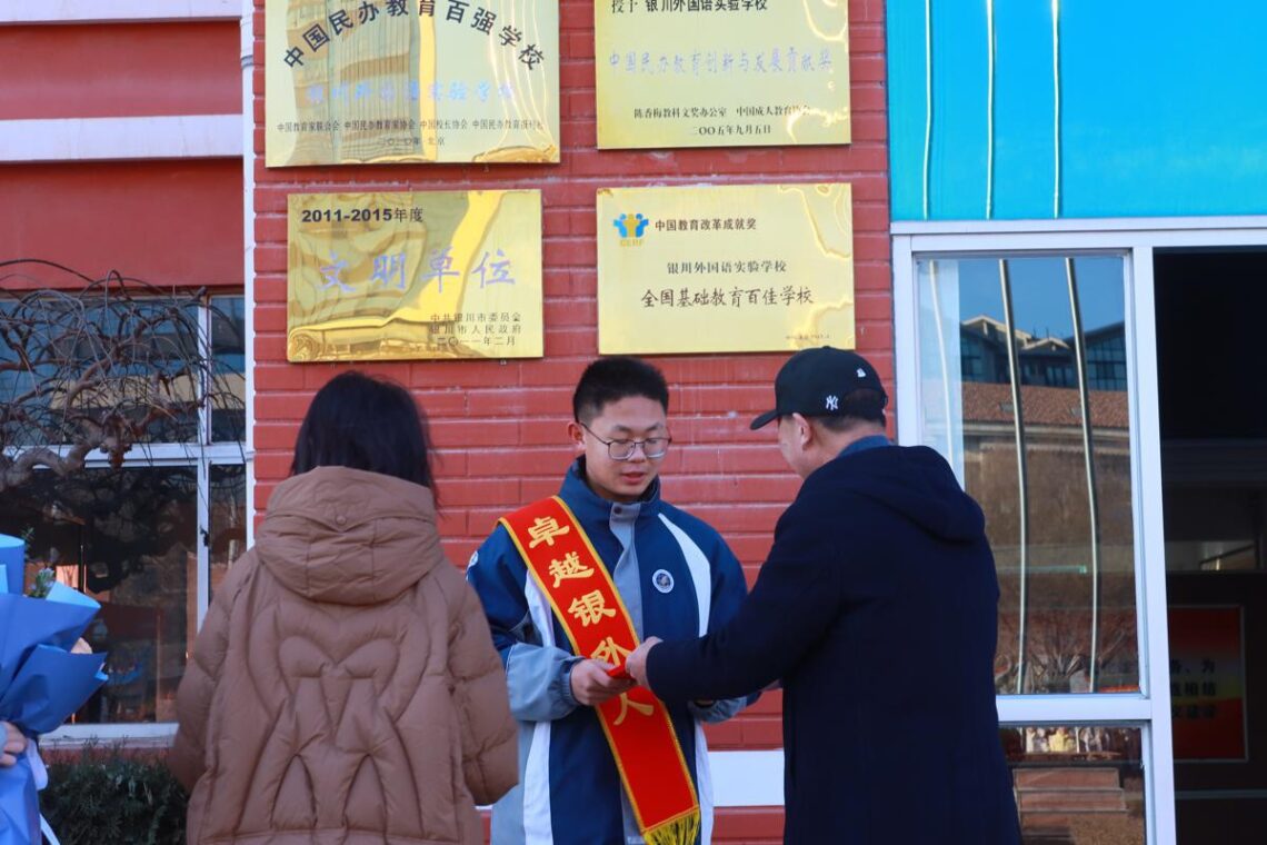 The high school division of the Yinchuan Foreign Language Experimental School in Yinchuan, Ningxia Hui autonomous region, organized an award ceremony on Monday to acknowledge Guo Qing's heroic deed of carrying a classmate during the recent earthquake evacuation. The boy's courageous act won widespread admiration online. [Photo provided to chinadaily.com.cn]