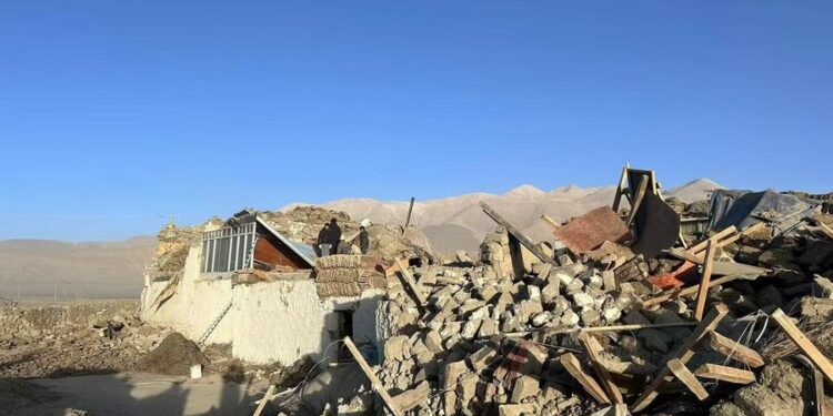 Damaged houses are pictured after an earthquake in Tonglai village, Changsuo township of Dingri in Shigatse, Southwest China's Xizang autonomous region, Jan 7, 2025. [Photo/Xinhua]