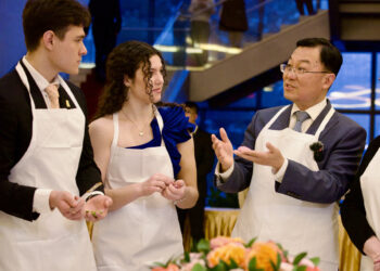 Xie Feng (right), Chinese ambassador to the United States, makes dumplings on Saturday with US young people during a Spring Festival gala for Chinese and American youths at the Chinese embassy. More than 500 students from both countries and members of the US education community attended the gala, which featured cultural performances and activities such as making sugar paintings, practicing calligraphy and wearing hanfu, a traditional Chinese garment. DENG XIANLAI / XINHUA