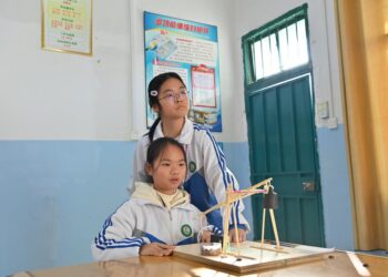 (240126) -- NANNING, Jan. 26, 2024 (Xinhua) -- Students Huang Lichen (L) and Huang Qiuhui perform an experiment in Qianjiang Middle School in Laibin City, south China's Guangxi Zhuang Autonomous Region, Dec. 28, 2023.
TO GO WITH "China Focus: Igniting passion for science education among rural children" (Xinhua/Zhou Hua)