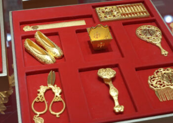 Traditional dowry items reimagined in gold at a Caibai Jewelry store in Beijing on December 4, 2024 (ZHANG WEI)