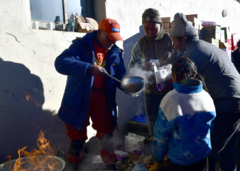Fire brigade staff prepare breakfast for people in Cuoguo Town, Dingri County, southwest China's Xizang Autonomous Region, January 8, 2025. /CFP