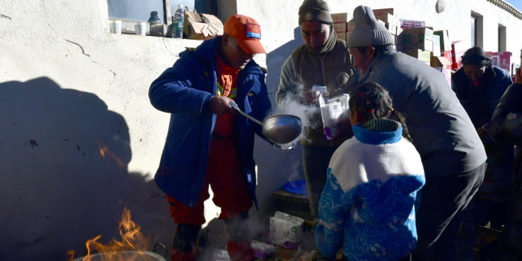 Fire brigade staff prepare breakfast for people in Cuoguo Town, Dingri County, southwest China's Xizang Autonomous Region, January 8, 2025. /CFP