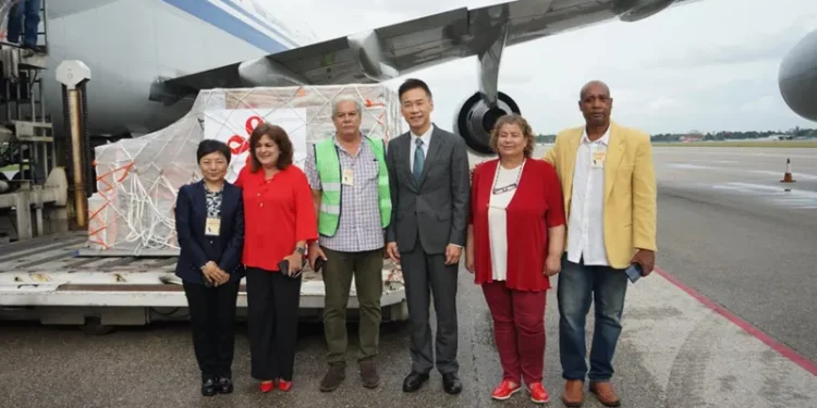 Representatives of the Cuban govern with the Chinese ambassador to Cuba - Embaixada da China em Cuba