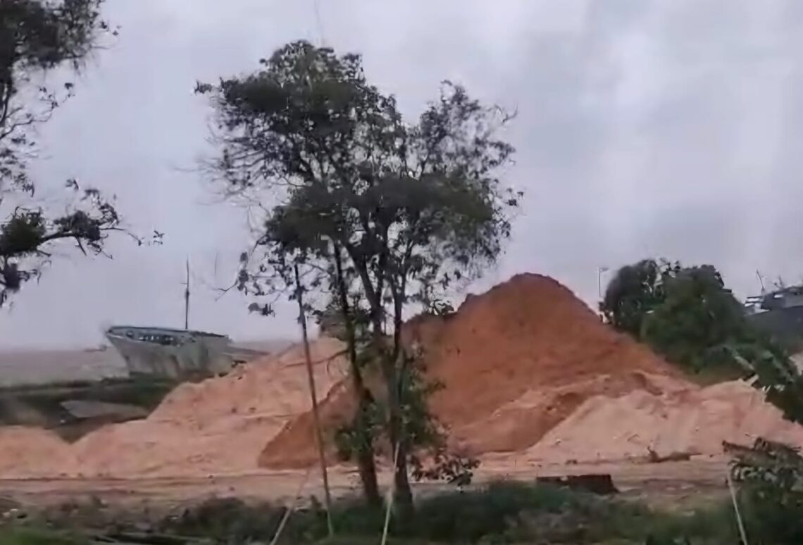 The  loam  pile up that is affecting the Hydronie