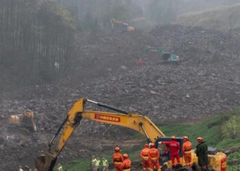 Rescuers search for missing people at the site of a landslide in Junlian County in the city of Yibin, southwest China's Sichuan Province, Feb. 9, 2025. (Xinhua/Jiang Hongjing)