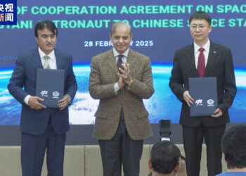 Muhammad Yousuf Khan (L), chairman of SUPARCO, Pakistani Prime Minister Shehbaz Sharif (C) and Lin Xiqiang, deputy director of CMSA, at the signing ceremony in Islamabad, Pakistan, February 28, 2025. /CMG