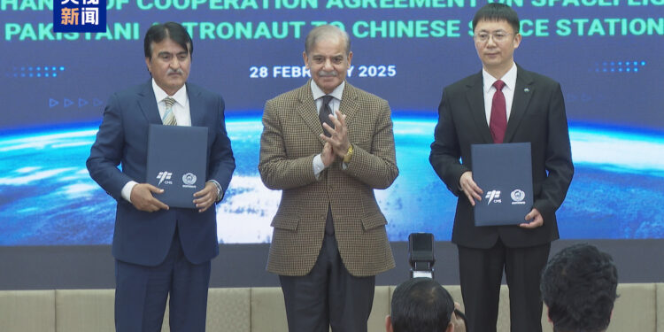 Muhammad Yousuf Khan (L), chairman of SUPARCO, Pakistani Prime Minister Shehbaz Sharif (C) and Lin Xiqiang, deputy director of CMSA, at the signing ceremony in Islamabad, Pakistan, February 28, 2025. /CMG