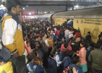 Passengers jostle with each other to board a train at the New Delhi Railway station, in New Delhi, India, Thursday, Feb.15, 2025. (AP Photo)