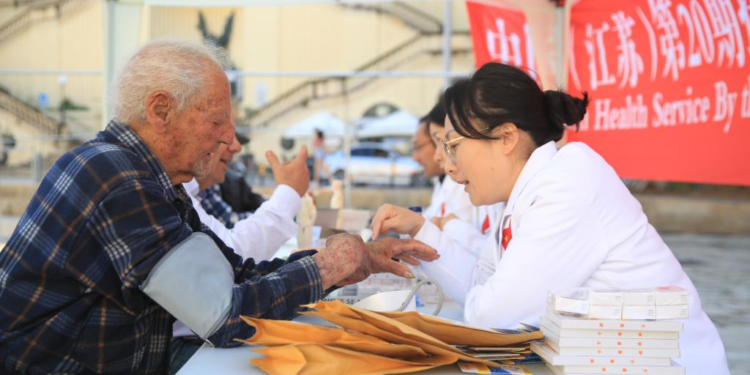 Members of the 20th Chinese medical team for Malta offer health consultations to local residents in Cospicua, Malta, on March 9, 2025. (Xinhua/Chen Wenxian)