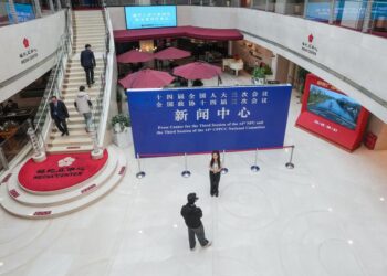 Staff members and journalists work at a press center for China's annual "two sessions" in Beijing, capital of China, Feb. 27, 2025. (Xinhua/Chen Yehua)