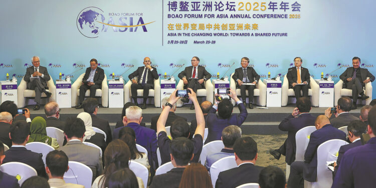 Delegates attend a sub forum on the South China Sea during the ongoing Boao Forum in Hainan province on Thursday. The sub forum featured topics such as the code of conduct in the area, regional cooperation and environmental protection. FENG YONGBIN / CHINA DAILY