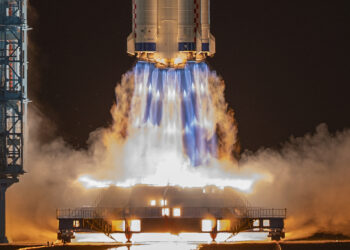 Shenzhou-19 spacecraft sitting atop a Long March rocket takes off from the Jiuquan Satellite Launch Center in Gansu Province, northwest China, October 30, 2024. /VCG)
