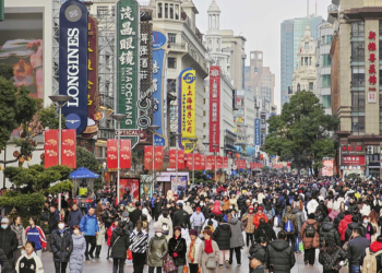 People walk on the Nanjing Road pedestrian street in east China's Shanghai, February 3, 2025. /VCG
