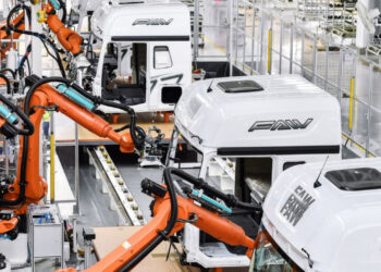 Robots work at an intelligent plant of truck manufacturer First Automotive Works Jiefang Co., Ltd. (FAW Jiefang) in Changchun, northeast China's Jilin Province, June 27, 2023. (Xinhua/Xu Chang)