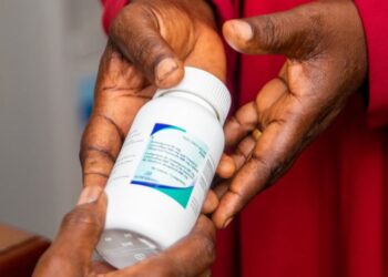 © UNAIDS/Daniel Msirikale A patient in Tanzania receives antiretroviral medication to treat HIV.