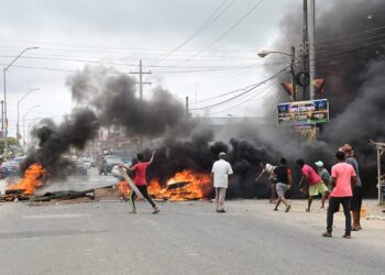 March 6, 2020- PPP/C supporters blocking the main access road at Bush Lot, lit fire on the streets, injured school children and policemen and set afire school buses
