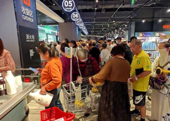 Consumers check out at a grocery store in Wuhan, central China's Hubei Province, April 11, 2025. /VCG