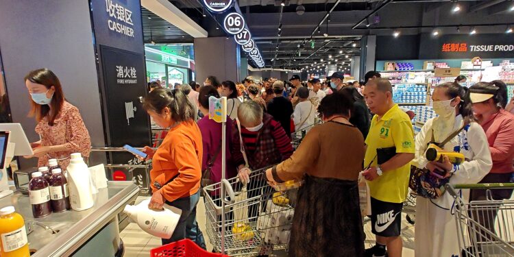 Consumers check out at a grocery store in Wuhan, central China's Hubei Province, April 11, 2025. /VCG