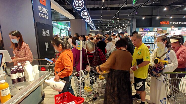 Consumers check out at a grocery store in Wuhan, central China's Hubei Province, April 11, 2025. /VCG