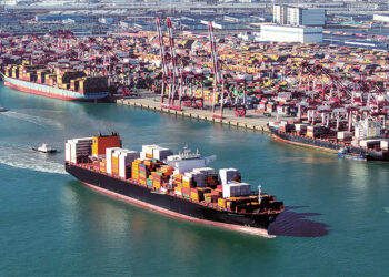 A container ship leaves Qingdao Port, Shandong province. [YU FANGPING/FOR CHINA DAILY]