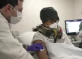 FILKE – Towana Looney, a pig kidney transplant recipient, gets a morning check-up with Dr. Jeffrey Stern at NYU Langone Health in New York, Friday, Jan. 24, 2025. (AP Photo/Shelby Lum, File)