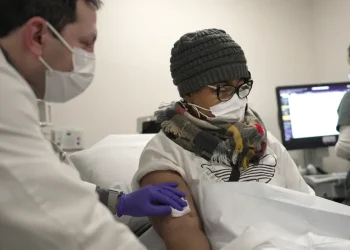 FILKE – Towana Looney, a pig kidney transplant recipient, gets a morning check-up with Dr. Jeffrey Stern at NYU Langone Health in New York, Friday, Jan. 24, 2025. (AP Photo/Shelby Lum, File)