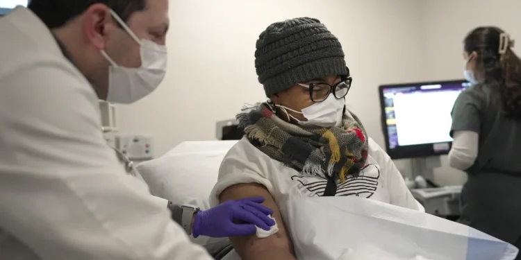 FILKE – Towana Looney, a pig kidney transplant recipient, gets a morning check-up with Dr. Jeffrey Stern at NYU Langone Health in New York, Friday, Jan. 24, 2025. (AP Photo/Shelby Lum, File)