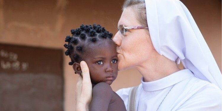 Sr. Ivančica Fulir serving the children of Benin. Photo: Saša Ćetković   (Foto Saša Ćetković)