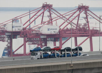 A car carrier transporting vehicles made by South Korea's automaker Kia Motors which is a sister company of South Korea’s biggest automaker company Hyundai Motors travels near Pyeongtaek port in Pyeongtaek, South Korea, April 2, 2025. REUTERS/Kim Hong-Ji