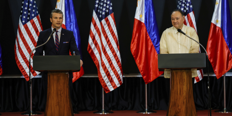 U.S. Defense Secretary Pete Hegseth (L) and Philippine Secretary of Defense Gilberto Teodoro hold a joint press conference in Quezon City, the Philippines, March 28, 2025. /VCG