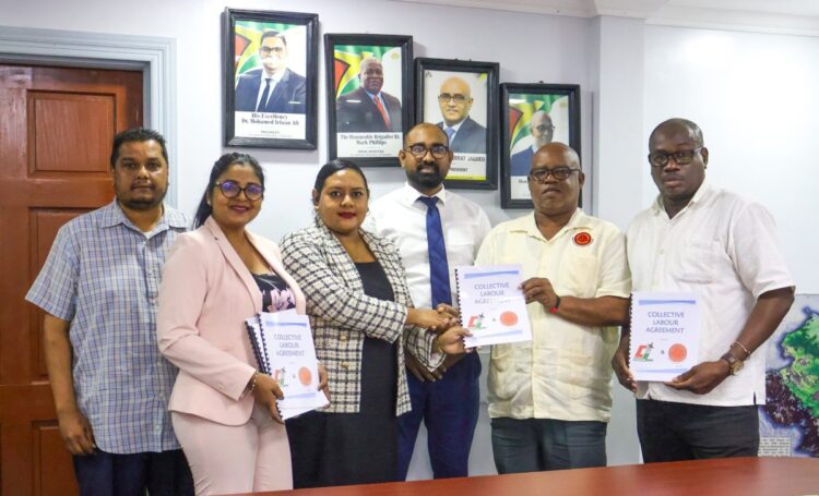 The clinching of the deal (Ministry of Labour photo)