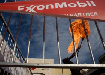 A fire-spitter performs at an ExxonMobil event at a shopping mall in Georgetown, the capital of Guyana.
Photo: Victor Moriyama/InfoAmazonia