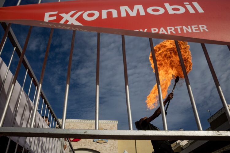 A fire-spitter performs at an ExxonMobil event at a shopping mall in Georgetown, the capital of Guyana.
Photo: Victor Moriyama/InfoAmazonia