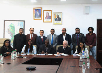 The signing of the consultancy contract (DPI photo)