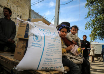Palestine, Nusierat camp, Deir al-Balah Governorate, Gaza Strip, 25 January 2025 

In the photo: WFP distribution point operated at the Nusierat camp by WFP's partner, Global Communities. 

With the recent surge in humanitarian assistance reaching the Gaza Strip, implementing partners have activated all distribution points to efficiently deliver life-saving food and rations to those in need. This distribution cycle marks the first time in months that WFP has been able to provide full rations, made possible by improved access and the increased flow of aid into our warehouses and distribution sites.
The ceasefire is a critical step toward enabling WFP to reach the most vulnerable with the full assistance they require. For hundreds of thousands of families, the ceasefire offers a sense of security and safety. However, food insecurity remains a pressing concern, prompting families to ensure they reach distribution points to redeem their rations.