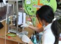 A staff member demonstrates the plastic recycling process at the Boao zero-carbon demonstration zone during the Boao Forum for Asia (BFA) Annual Conference 2025 in Boao, south China's Hainan Province, March 25, 2025. (Xinhua/Xie Ziyi)