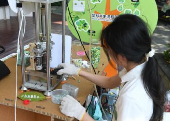 A staff member demonstrates the plastic recycling process at the Boao zero-carbon demonstration zone during the Boao Forum for Asia (BFA) Annual Conference 2025 in Boao, south China's Hainan Province, March 25, 2025. (Xinhua/Xie Ziyi)