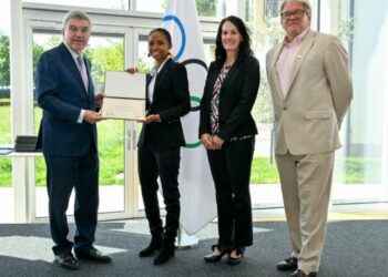 Kalyca Fraser receiving her certificate from Thomas Bach IOC president