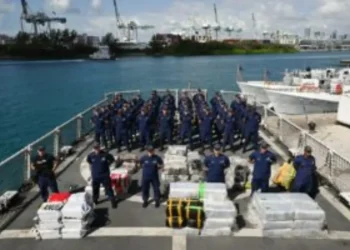 US Coast Guard offloads illicit drugs. Photo: CMC