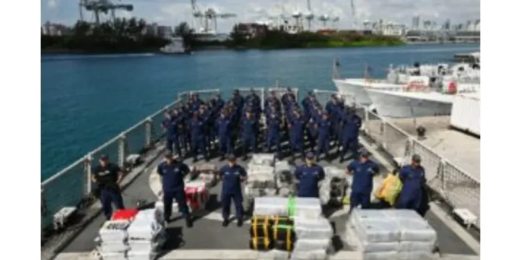 US Coast Guard offloads illicit drugs. Photo: CMC