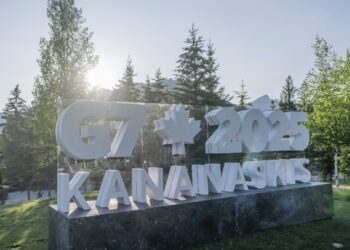 The logo for the G7 summit at the Pomeroy Kananaskis Mountain Lodge stands at the press center in Banff, Canada. Photo: VCG