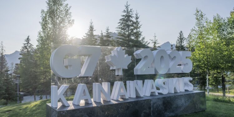 The logo for the G7 summit at the Pomeroy Kananaskis Mountain Lodge stands at the press center in Banff, Canada. Photo: VCG
