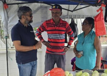 Fmr Major Pt. Ubraj Narine (l) engaging Barbicans in the Port Mourant Market
