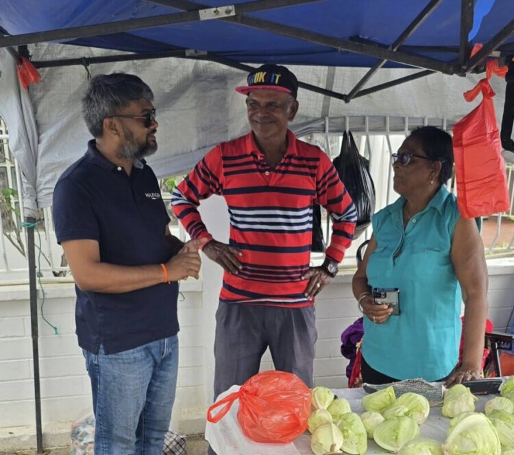 Fmr Major Pt. Ubraj Narine (l) engaging Barbicans in the Port Mourant Market