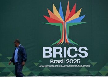 A worker walks past a BRICS Summit banner at the Museum of Modern Art, the venue for the BRICS Summit 2025 in Rio de Janeiro, Brazil, July 3, 2025. /VCG