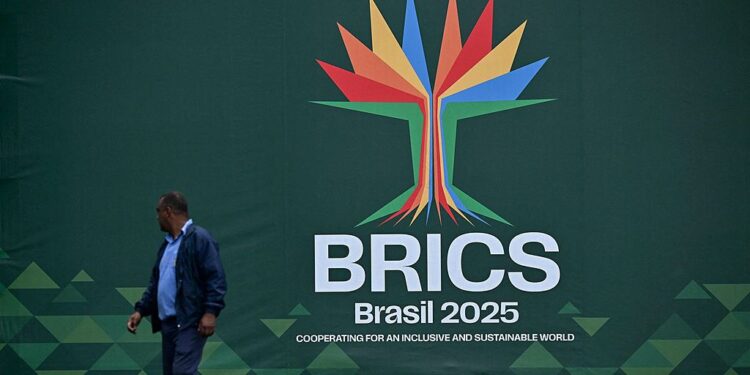 A worker walks past a BRICS Summit banner at the Museum of Modern Art, the venue for the BRICS Summit 2025 in Rio de Janeiro, Brazil, July 3, 2025. /VCG