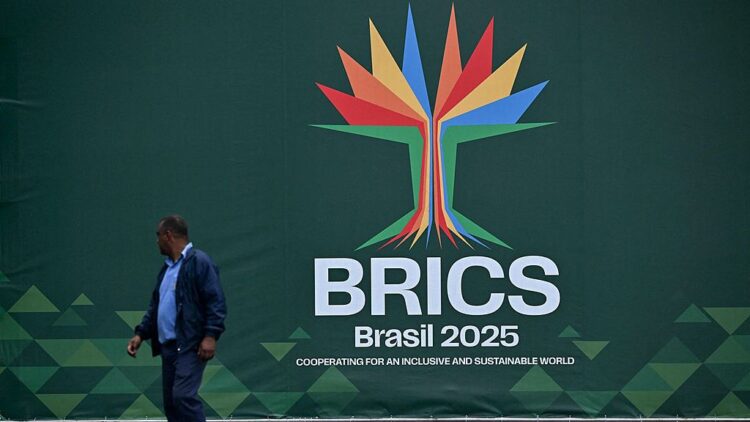 A worker walks past a BRICS Summit banner at the Museum of Modern Art, the venue for the BRICS Summit 2025 in Rio de Janeiro, Brazil, July 3, 2025. /VCG