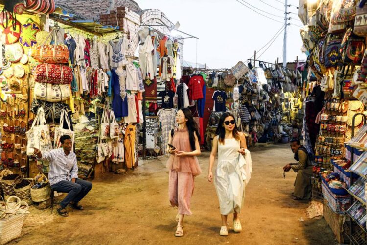 Chinese tourists visit the Nubian village of Gharb Sohail in Aswan, Egypt, May 4, 2025. [Photo/Xinhua]